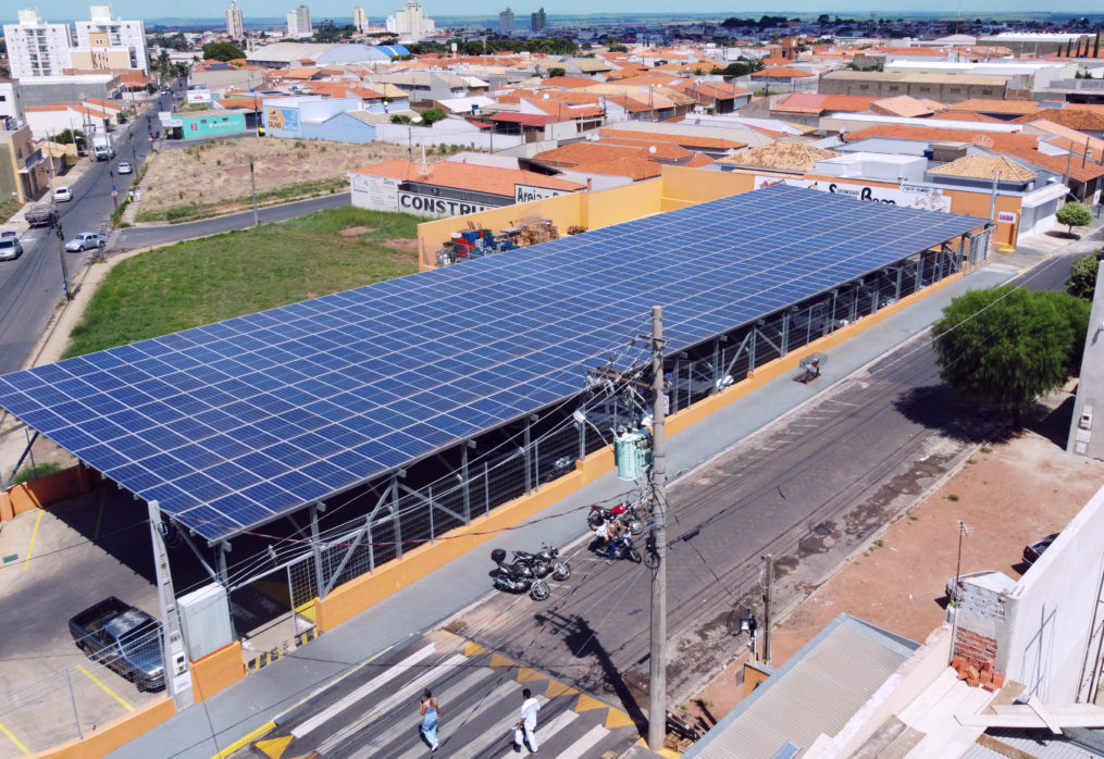 O sol pode ser o seu funcionário do mês. Confira as vantagens de instalar Energia Solar na sua empresa.